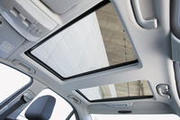 ダブル・サンルーフも新型からの装備（オプション）。スライディングで開閉できるのはフロントのみだが、開口部は広く開放感に富んでいる。