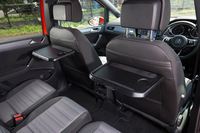 1列目シートのバックレストには、2列目シート用のピクニックテーブルが備わる。