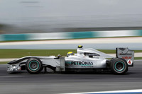 メルセデスのチーム内で独自の地位を築きつつあるロズベルグ（写真）。初のフロントローからスタートしマシンの力量差もありレッドブルには追いつけなかった。しかし後続は引き離し、3位表彰台を獲得。いっぽうミハエル・シューマッハーは予選8位から序盤6位を走行したが、10周を過ぎてホイールが緩みマシンストップ、リタイア。（写真＝Mercedes）