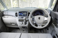 オープントレーの採用など、「パレット」から様変わりしたインパネまわりの形状。いたるところに収納スペースがあるのはもちろん、張り出しを抑えるなどの工夫により、クラストップの室内長にも貢献している。