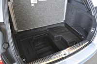 トランクのフロア下にも収納スペースが用意されている。