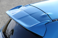 スポーティーな大型のルーフスポイラーが目を引く。「M」と「G」グレードで標準装備。