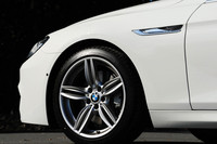 テスト車のアルミホイールは、オプション「M Sportパッケージ」とのセット。タイヤのサイズはフロントが245/40R19、リアが275/35R19。