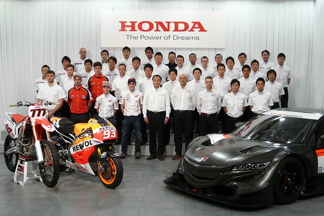 本田技研工業の伊東孝紳代表取締役社長と、2014年シーズンに挑むレーシングドライバーやチーム監督ら。