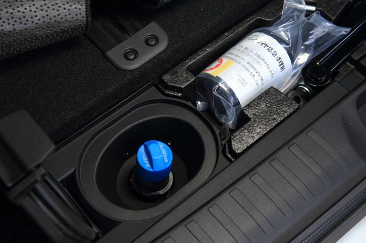 ラゲッジスペースの床下に備わる尿素水溶液の補充口。これまで車体下部につり下げられていたスペアタイヤは、尿素水溶水のタンクを搭載するために廃止された。