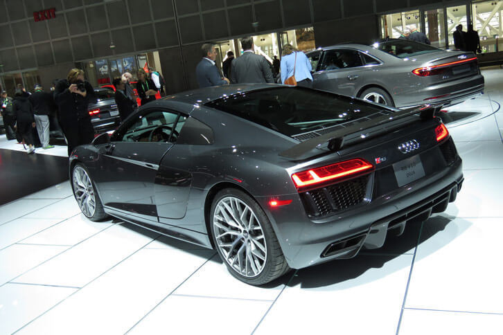 アウディR8 V10プラス