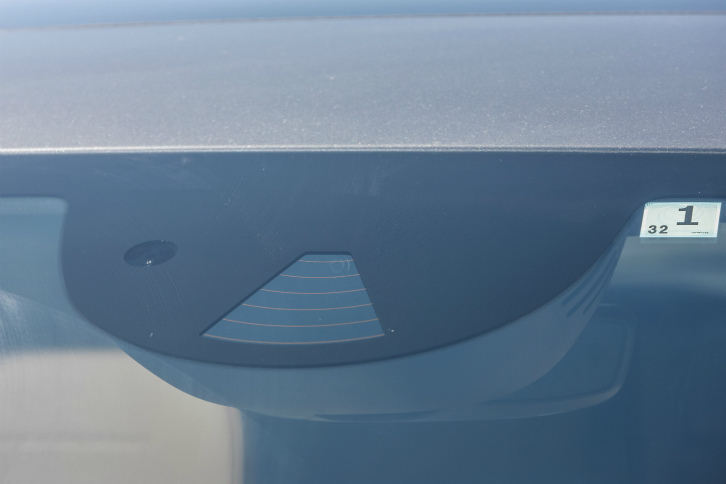 ウインドシールドの上部に設置された高解像度カメラ。視野は52度で、解像度は従来品の4倍。赤外線レーザーなしでも従来以上の検知能力を持つという。