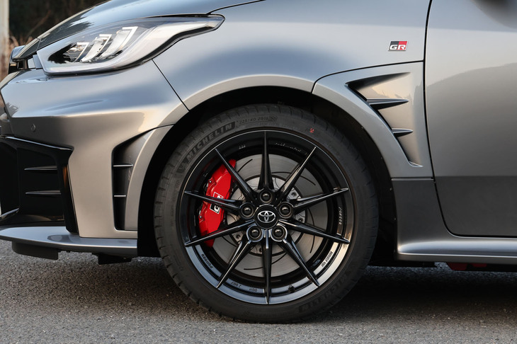 軽量な10本スポークデザインの18インチ鍛造ホイールはBBS製。タイヤは225/40ZR18サイズの「ミシュラン・パイロットスポーツ4 S」を組み合わせる。