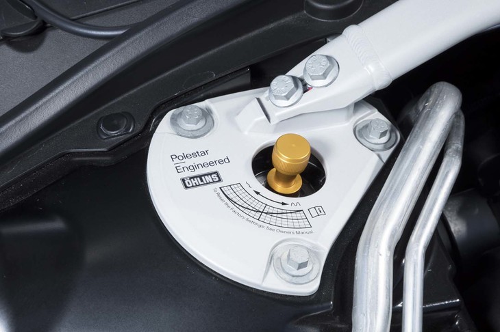 フロントダンパーの減衰力はストラットタワー上部のダイヤルで変更できる。