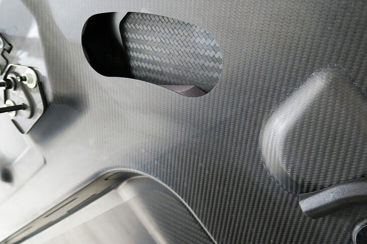 レンジローバー・スポーツSVエディションワン（カーボンボンネット）