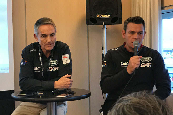 アメリカズカップで一番重要なのはエアロダイナミクス。しかし、「F1と似ていて、セーラー、チーム、ヨットのパッケージがそろわないと勝てない」と、ランドローバーBARのウィットマーシュCEO（左）は語る。（写真＝塩見 智）