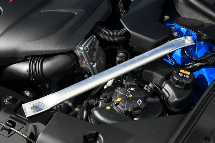 フロントのストラットタワーとラジエーターサポートのアッパー部をつなぐアルミ製のブレース。