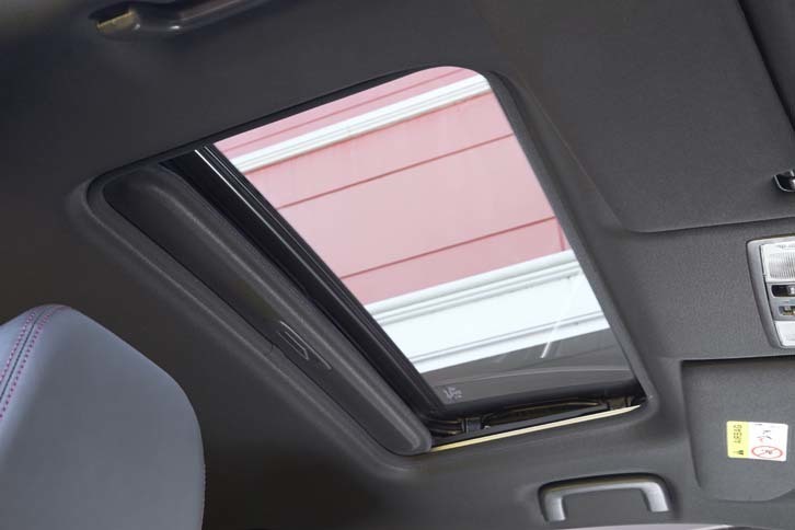 電動ガラスサンルーフは「Sエディション」のみに標準で備わる。