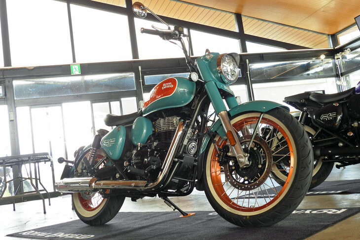 インドにおけるディープなカスタムバイクのカルチャーと、ヒッピーカルチャーを体現したという「ゴアン クラシック」。