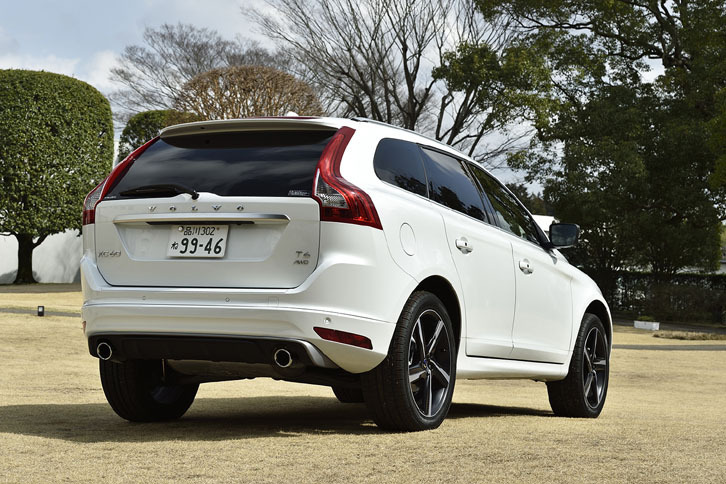 「R-DESIGN」専用のディフューザー付きリアバンパーとデュアル・スポーツテールパイプが後ろ姿をスポーティーに演出する。