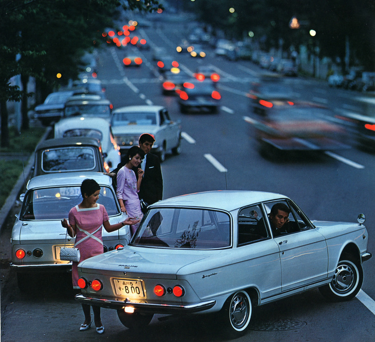 「フロンテ800」のカタログより。欧州車風のルックスで、夕暮れの原宿・表参道という当時最先端のおしゃれな風景にも違和感なく溶け込んでいる。