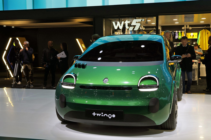 2024年10月、パリモーターショーで一般公開されたコンセプトカー「トゥインゴ レジェンド」。モックアップだった。