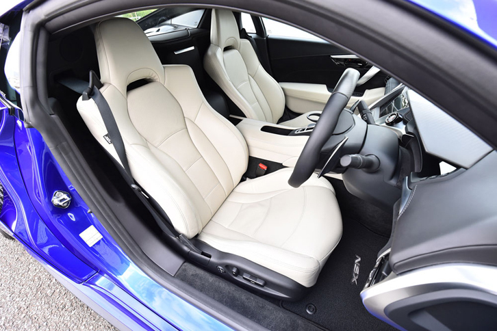 優れたサポート性と乗降性の両立が図られたシート。ヘッドレストは、ヘルメットを着用しての運転も意識したデザインとされている。