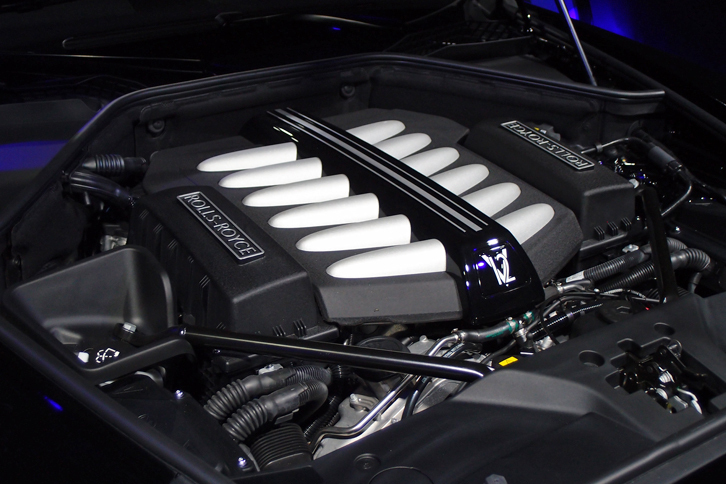 「レイス ブラックバッジ」の12気筒エンジン。標準車よりも最大トルクが増大している。