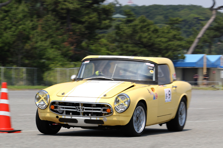 Bクラス3位は、フラットな形状のレーシングハードトップを装着した「ホンダS800レーシング」。