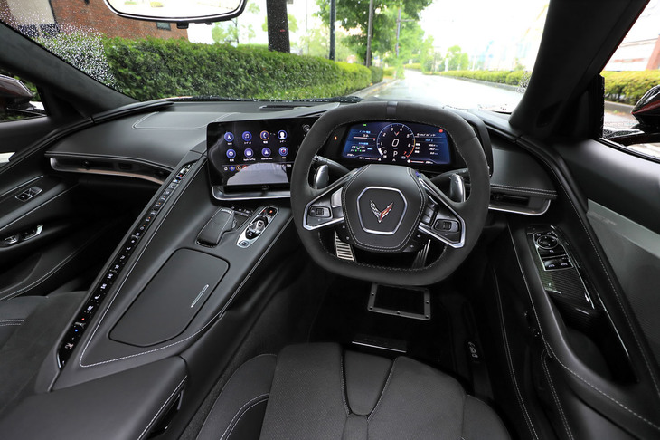 インテリアは、ジェット戦闘機を思わせる、ドライバーを囲うような計器類やコンソールの配置が特徴。右ハンドルの設定も“コルベット史上初”のトピックだ。