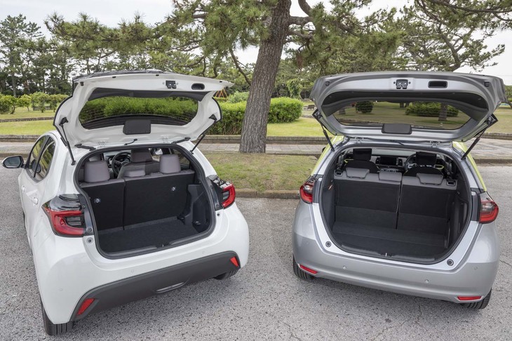 5人乗車時の荷室容量は、写真左の「ヤリス ハイブリッドZ」が257リッター（デッキボード下段使用時）で、写真右の「フィットe：HEVネス」が306リッター（床下サブスペース含む）。