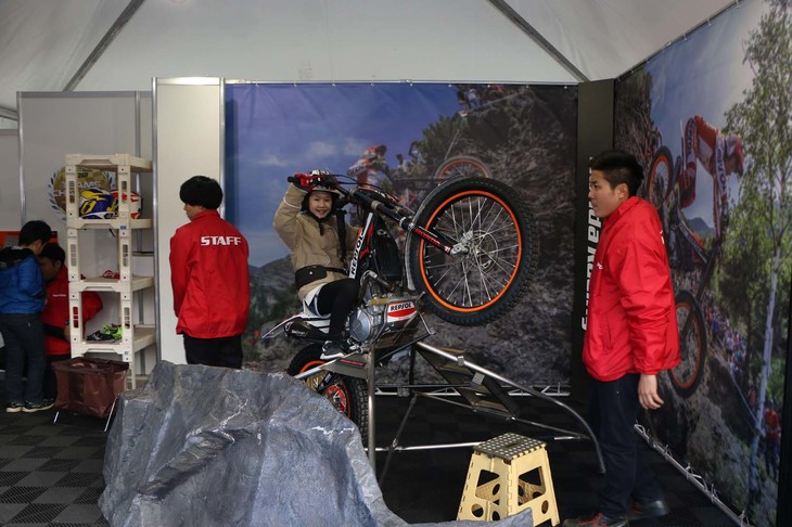 トライアルのアクロバティックな走行を疑似体験できるのが、「なりきり！ トライアルライダー」。トライアルの2大テクニックである「ウイリー」と「ジャックナイフ」の姿勢を体験することができた。