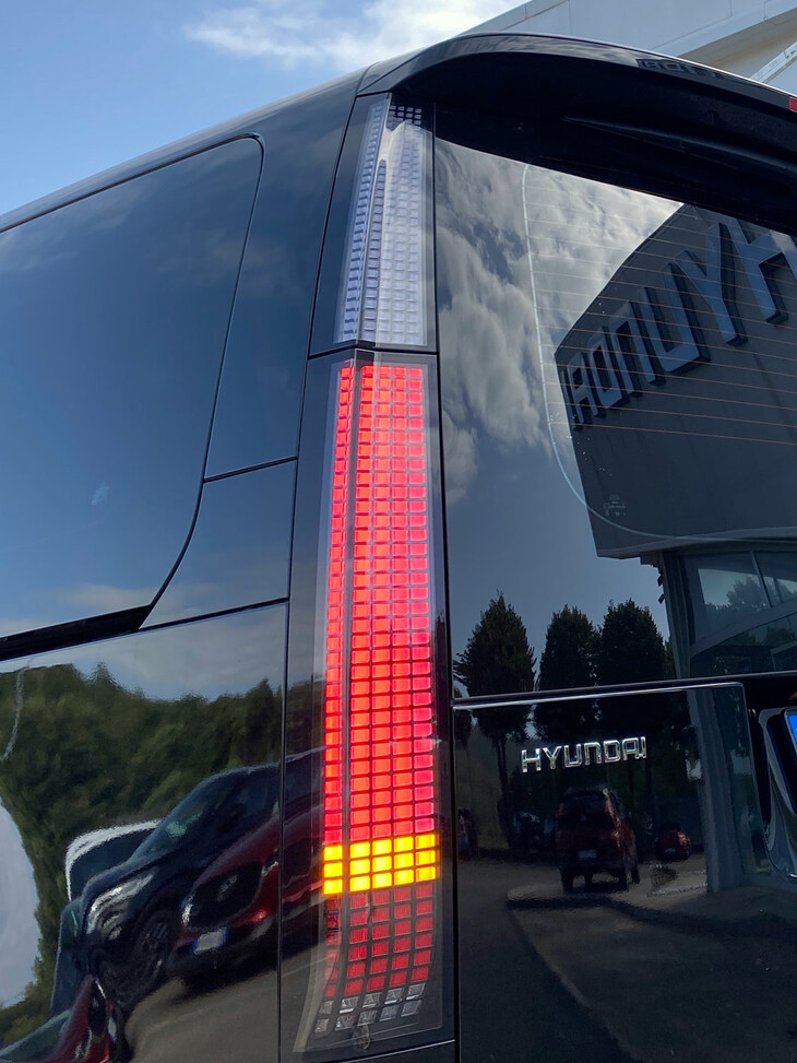 コンピューター画像のピクセルから着想を得た「パラメトリックピクセル」デザインが採用されているのは、「アイオニック5」などと共通。