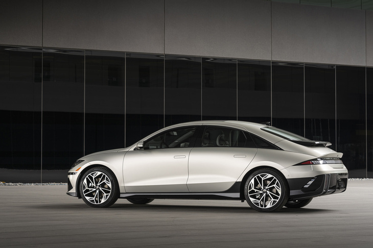 電動4ドアクーペ「アイオニック6」のボディーサイズは全長×全幅×全高＝4855×1880×1495mmで、ホイールベースは2950mm。搭載バッテリーの容量が77.4kWhのモデルでは一充電走行距離が524kmと発表されている。