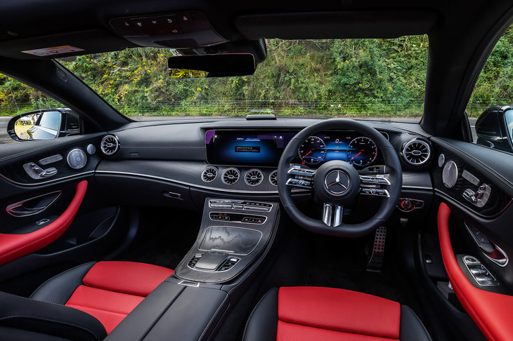 ダッシュボードまわりの基本デザインは、「Eクラス セダン／ステーションワゴン」と同じ。インテリアトリムは、マット仕上げのブラックアッシュウッドとなる。