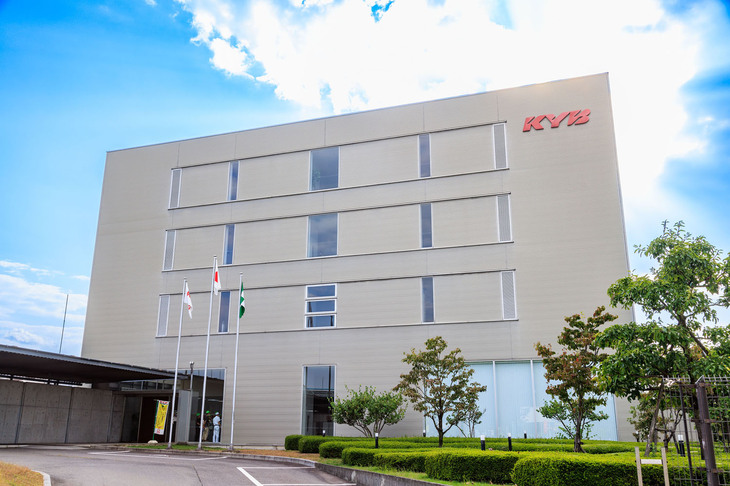 100年以上の歴史を持つカヤバ。社名は1985年に萱場工業からカヤバ工業に変更され、2015年にはKYB株式会社へと改称。2023年10月に現在の社名であるカヤバ株式会社に変更された。