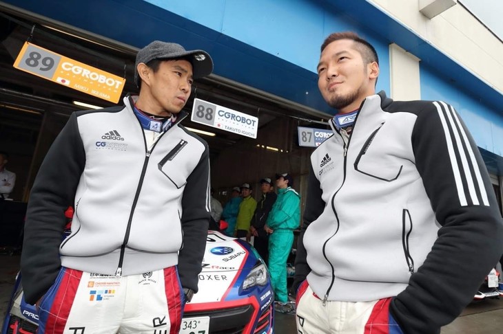 次はプロフェッショナルシリーズのヒート2です。プロフェッショナルシリーズのスタート前にはまた雨がやみ、晴れ間が見えるなど、チームとドライバーを悩ませる天候でした。スタート直後は、路面温度が低かったこともあり序盤のペースが上がらずつらいかなと思いましたが、後半にかけてペースも上がり、井口選手が6位、久保選手は13位まで追い上げチェッカーとなりました。