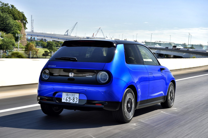 WLTCモードにおける一充電あたりの最大走行可能距離は259km。CHAdeMOの急速充電（50kW）を使用すれば、30分でバッテリー容量の80％まで充電することができる。