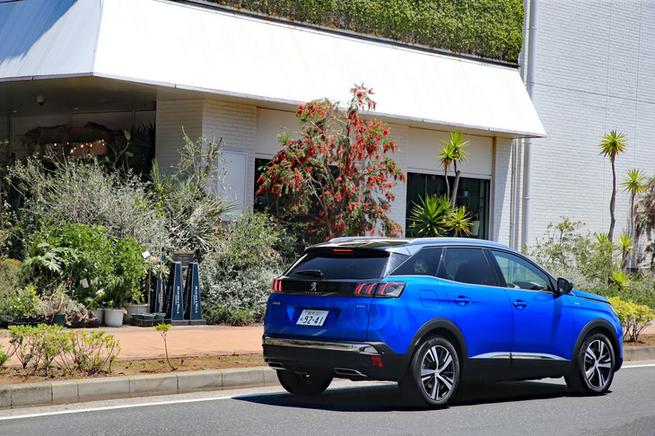 「3008 GTハイブリッド4」のボディーサイズは、全長×全幅×全高＝4450×1840×1630mm、ホイールベース＝2675mm。パノラミックガラスルーフ装着車の車重は1880kgと発表されている。