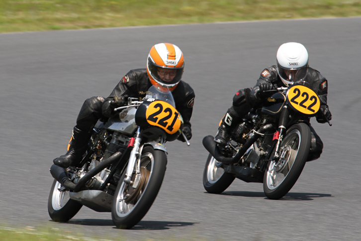 英国製単気筒モーターサイクルによるマンクストロフィーで、親子でデッドヒートを演じたナンバー221の1956年「BSA DBD34」とナンバー222の65年「ベロセット・スラクストン」。父の221がトップ、息子の222が2位でゴールしたが、ジャンプスタートのペナルティーにより222が総合優勝、221は2位と逆転した。