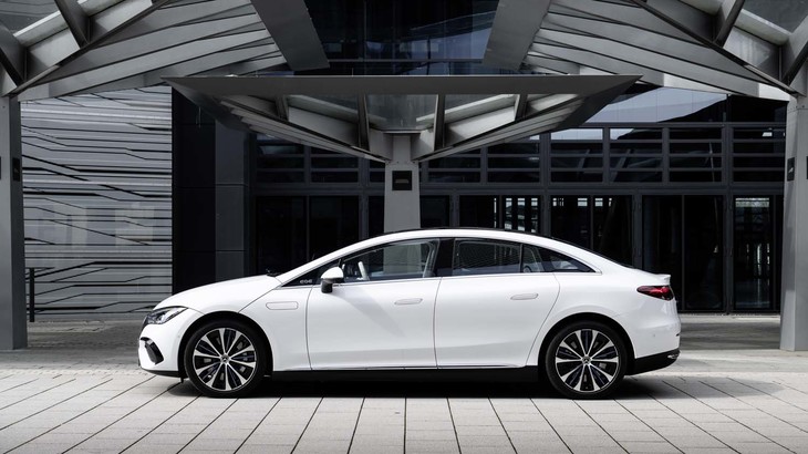 ボディーサイズは全長×全幅×全高＝4946×1961×1512mm。切り詰められた前後のオーバーハングと、長いホイールベース（3120mm）が特徴的だ。