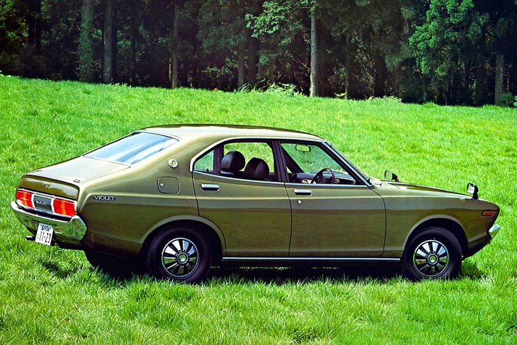 1973年に登場した初代「バイオレット」の4ドアセダン。ルーフとトランクリッドの間にほとんどノッチ（段、折り目）がないクーペ風のスタイリング。スタイリッシュではあるが、後方視界は犠牲になった。