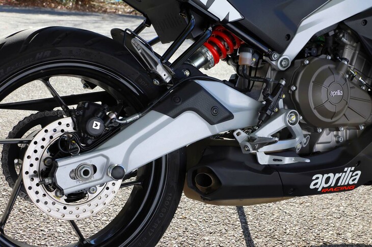 サスペンションは、前がプリロード調整機構付きのφ41mm倒立フォーク。リアが同じくプリロード調整機構付きのモノショックとスチール製スイングアームの組み合わせだ。トラベル量は、前が120mm、後ろが 130mm。