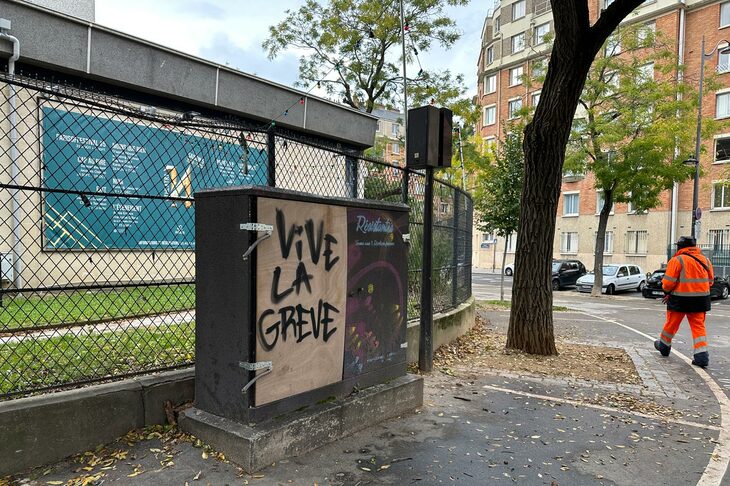 「VIVE LA GREVE（ストライキ万歳）」の落書き。ああ、ここはフランス。