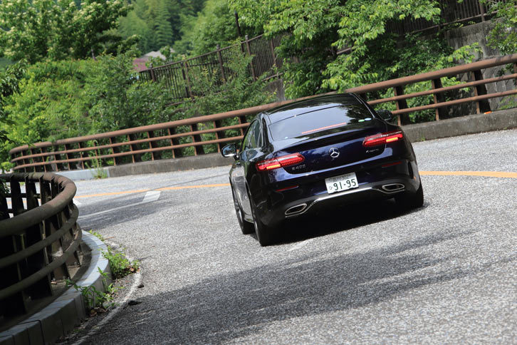 燃費性能はJC08モード計測で10.7km/リッターと公表されている「E400 4MATICクーペ スポーツ」。今回の試乗では250kmあまりの距離を走り、実燃費は満タン法で8.5km/リッターとなった。