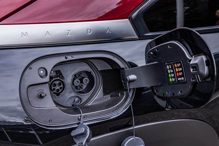 「MX-30ロータリーEV」は、普通充電のほかにCHAdeMO方式の急速充電にも対応している。充電口は右リアフェンダーに配置される。