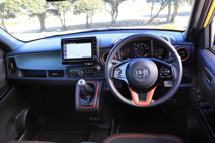 ダッシュボードで目を引くのは、メーターパネルから助手席側に伸びた装飾ボード。中央がくぼんだ形状となっており、フロントウィンドウ越しの自然光を受けて室内を明るく照らす効果がある。