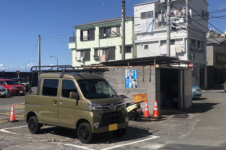 西伊豆の小さな漁港で「ハイゼット デッキバン」を発見。「オフビートカーキメタリック」のボディーカラーがシブい。こうした場所に軽トラで訪れると、ふるさとを感じずにはいられない。