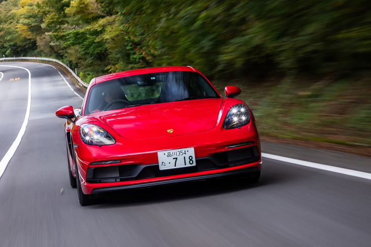 標準車の「718ケイマン」よりも20mm低められたスポーツサスペンションを装備する「ケイマンGTS 4.0」。ワインディングロードではシャープで軽快感あるハンドリングが味わえた。