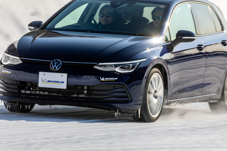 「クロスクライメート3スポーツ」を装着した「ゴルフ」の試走シーン。クロスクライメート3スポーツは、オールシーズンタイヤでありながら、スポーツタイヤに匹敵する高速安定性とハンドリング性能を備えたニューモデルと紹介される。