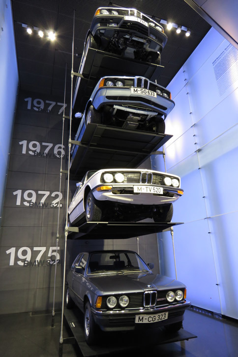 魅力的な展示車両はもちろん、訪問者を飽きさせないユニークな展示方法もBMWミュージアムの特長。こちらは1970年代の4モデル。吹き抜けを利用して、各階の廊下から見られるようになっていた。