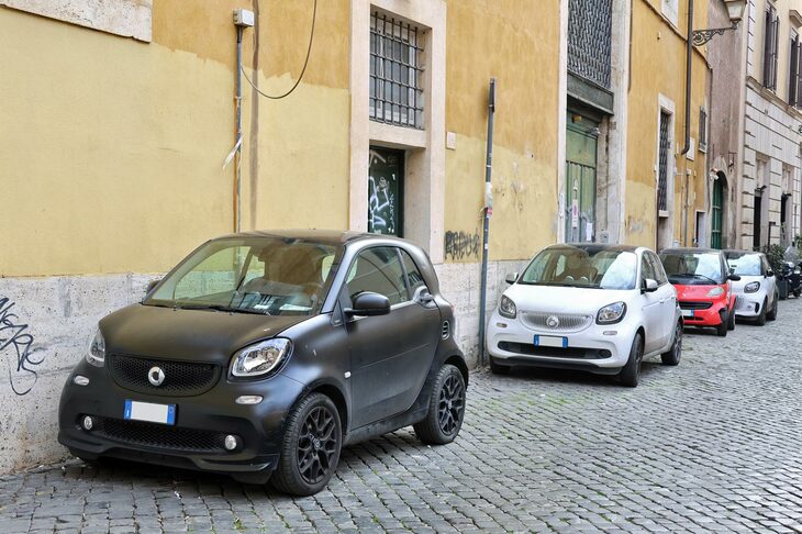 ローマは“スマートの街“と言っても過言ではない。3代目×2台、初代そして「EQフォーツー」が縦列駐車している。2023年2月撮影。