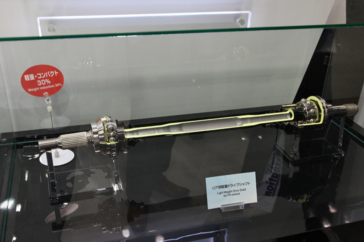 ベアリングのトップメーカーであるNTNが出展していたリア用軽量ドライブシャフト。薄肉タイプの中空シャフトに軽量ジョイント、コンパクトブーツを組み合わせたアッセンブリーで、従来品と比べ重量を30％軽減。