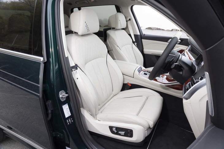 シートにはグレーのパイピングとひし形のエンボス加工が施される。しっとりとした風合いのメリノレザーが心地いい。