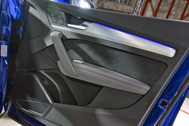 アウディQ5スポーツバック 1st edition（フロントドアトリム）